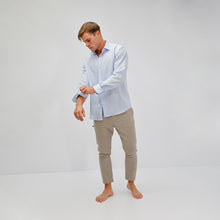 Carica l&#39;immagine nel visualizzatore di Gallery, Camicia in lino azzurra regular collo classico 4550
