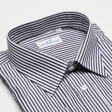 Carica l&#39;immagine nel visualizzatore di Gallery, Camicia blu regular collo classico con taschino 2685
