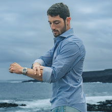 Carica l&#39;immagine nel visualizzatore di Gallery, Camicia blu regular collo classico con taschino 4055
